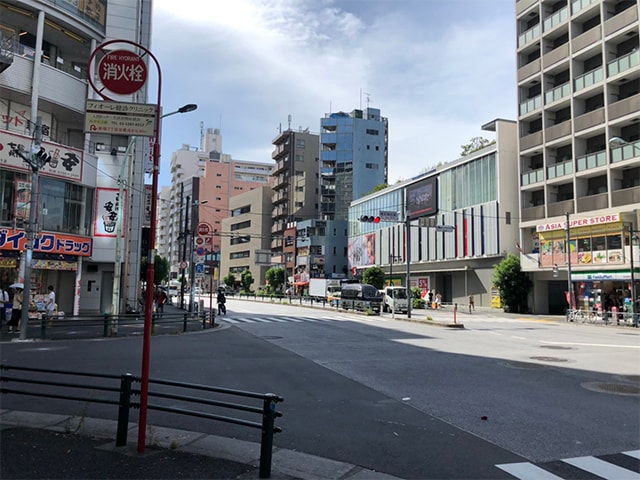 【都度払い】東京・新宿のメンズフェイシャルエステならフィーゴビューティー新宿店　店舗情報　アクセス　2.左に向かい、100mほど歩くと大きなT字路にぶつかります。