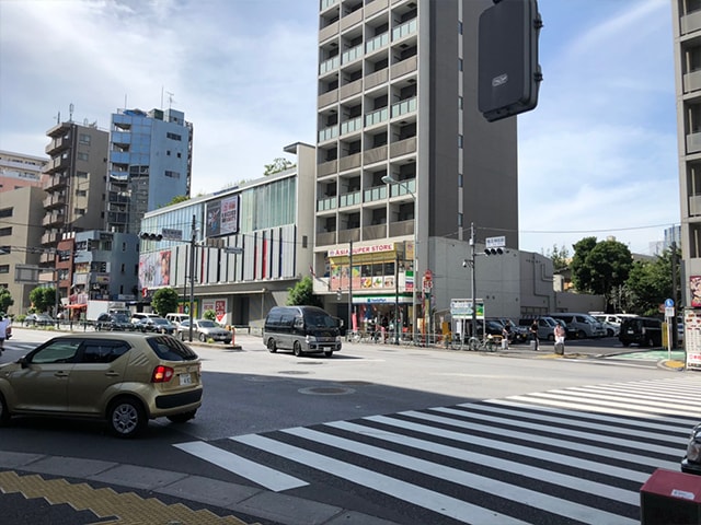 【都度払い】東京・新宿のメンズフェイシャルエステならフィーゴビューティー新宿店　店舗情報　アクセス　3.T字路の横断歩道を渡り、反対側へ行きます。