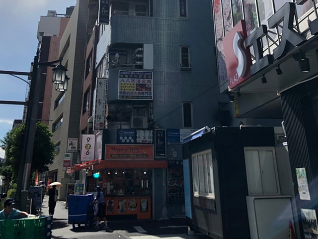 【都度払い】東京・新宿のメンズフェイシャルエステならフィーゴビューティー新宿店　店舗情報　アクセス　4.５０mほど歩くと、大きな免税店があります。