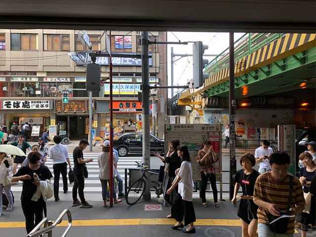 【都度払い】東京・新宿のメンズフェイシャルエステならフィーゴビューティー新宿店　店舗情報　アクセス　2.新大久保駅の改札を背に右に曲がります。