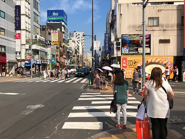 【都度払い】東京・新宿のメンズフェイシャルエステならフィーゴビューティー新宿店　店舗情報　アクセス　3.高架橋の下を進み、一つ目の信号の交差点を右に曲がります。