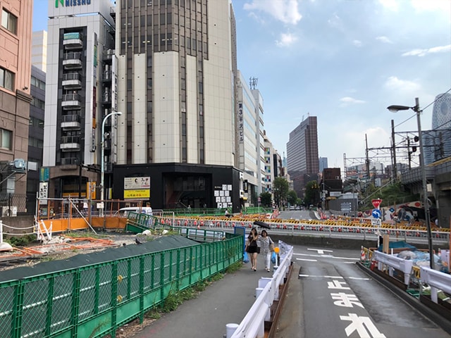 【都度払い】東京・新宿のメンズフェイシャルエステならフィーゴビューティー新宿店　店舗情報　アクセス　4.しばらくまっすぐ進み、突き当たりの大通りを左に曲がります。