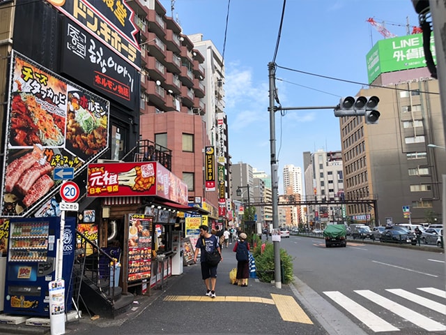 【都度払い】東京・新宿のメンズフェイシャルエステならフィーゴビューティー新宿店　店舗情報　アクセス　5.200mほど進むと左手にドン・キホーテが見えてくるので、そのまま直進します。