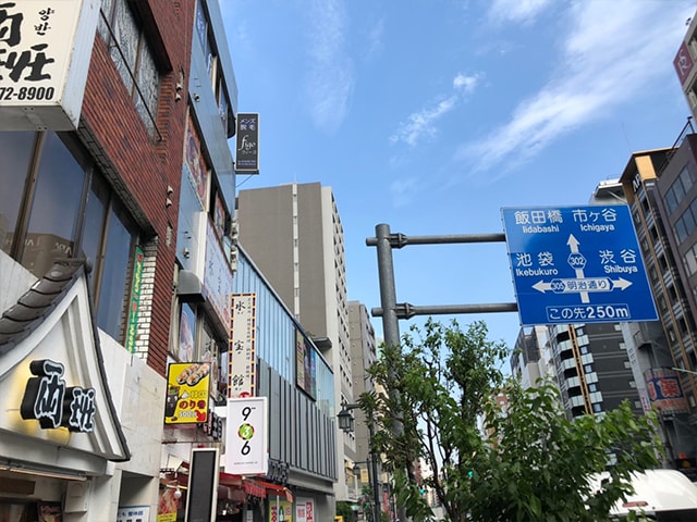 【都度払い】東京・新宿のメンズフェイシャルエステならフィーゴビューティー新宿店　店舗情報　アクセス　6.さらに100mほど進むと、左手に大きな免税店が見えてきます。