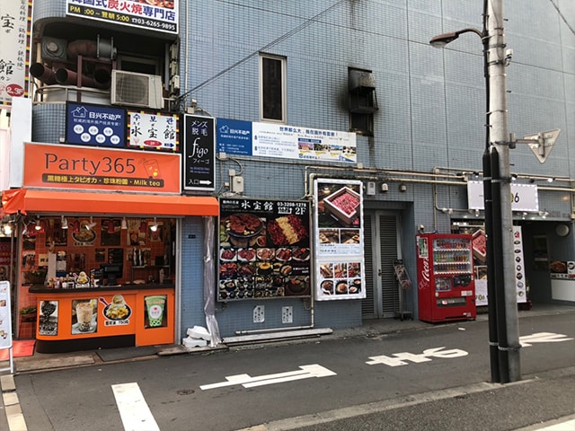 【都度払い】東京・新宿のメンズフェイシャルエステならフィーゴビューティー新宿店　店舗情報　アクセス　7.免税店の手前の小道の角にあるビル（ケバブ店が1階にあるビル）の4階がメンズ脱毛フィーゴ新宿店です。