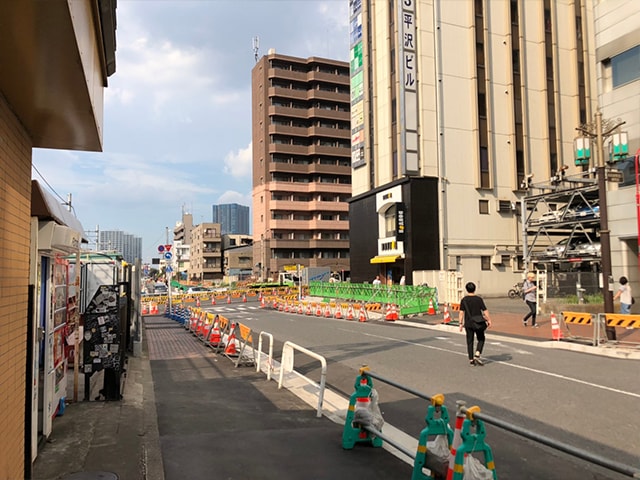 【都度払い】東京・新宿のメンズフェイシャルエステならフィーゴビューティー新宿店　店舗情報　アクセス　西武新宿駅からの道順　2.改札を出て左に向かい、突き当たりの横断歩道を渡ります。