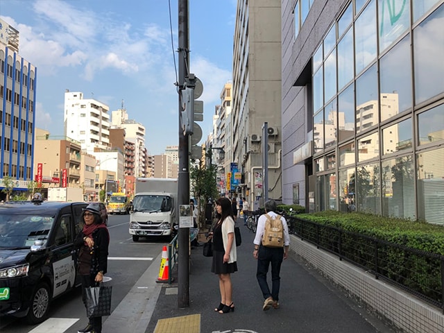 【都度払い】東京・新宿のメンズフェイシャルエステならフィーゴビューティー新宿店　店舗情報　アクセス　西武新宿駅からの道順　3.そのまま直進し、しばらく進みます。