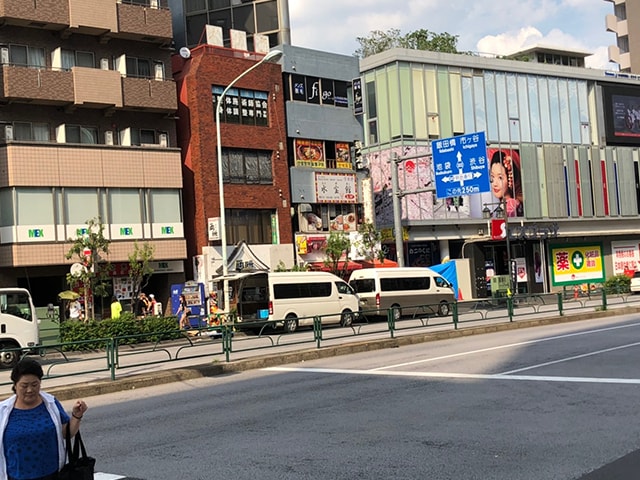 【都度払い】東京・新宿のメンズフェイシャルエステならフィーゴビューティー新宿店　店舗情報　アクセス　西武新宿駅からの道順　4.３００ｍほど進むと、道路の反対側に大きな免税店が見えてきます。